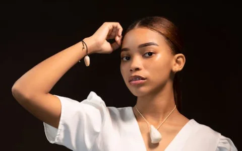 Fotos de stock gratuitas de accesorios, adentro, adolescente