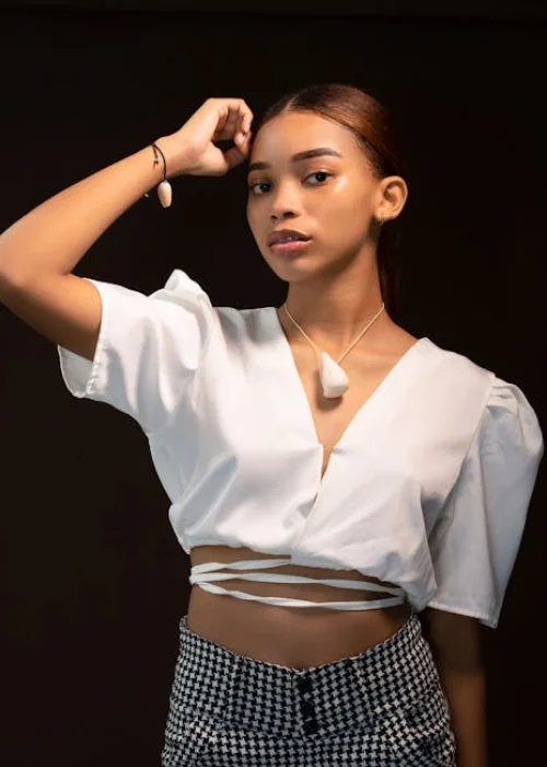 Fotos de stock gratuitas de accesorios, adentro, adolescente